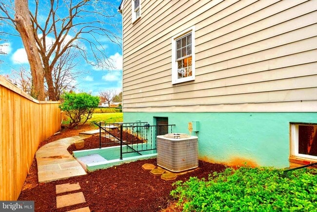 Building Photo - 7109 Davis Ct