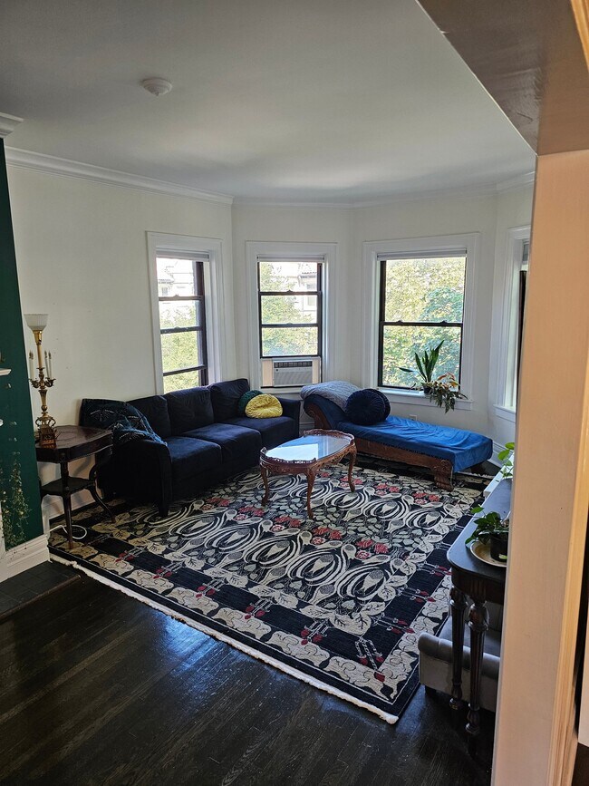 Building Photo - 539 W Brompton Ave