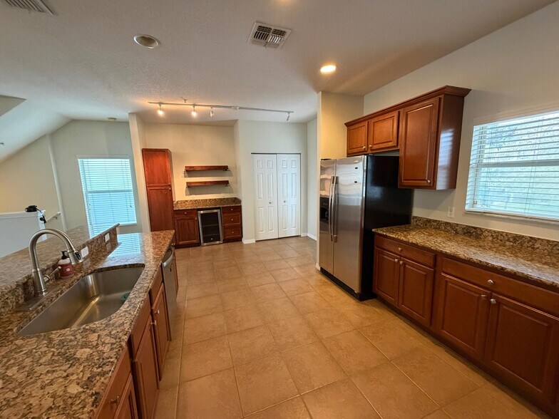 Building Photo - 1525 Cloverbay Ln