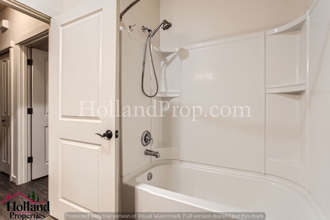 Building Photo - Cute 2 bedroom ground floor Condo located ...