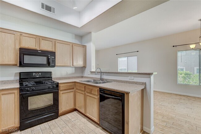 Building Photo - 2305 W Horizon Ridge Pkwy