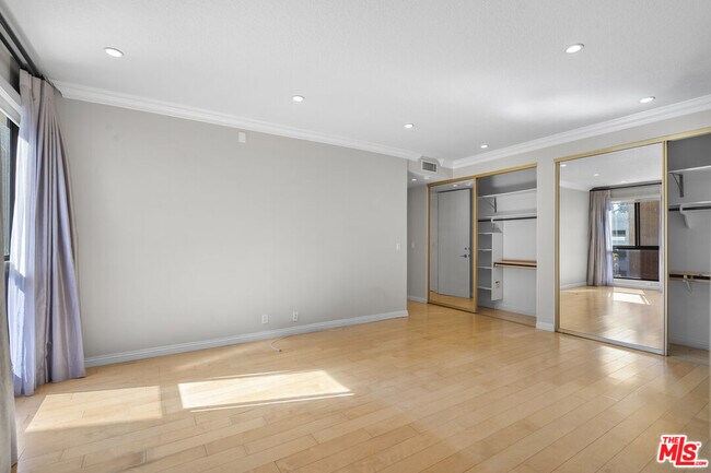 Building Photo - 4477 Wilshire Blvd