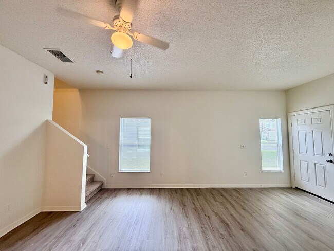 Building Photo - Nice 4/2 Two-Story Home in Seminole County...