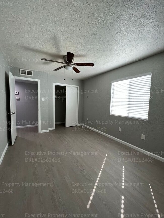 Building Photo - 1 bedroom/ 1 bathroom floor unit.