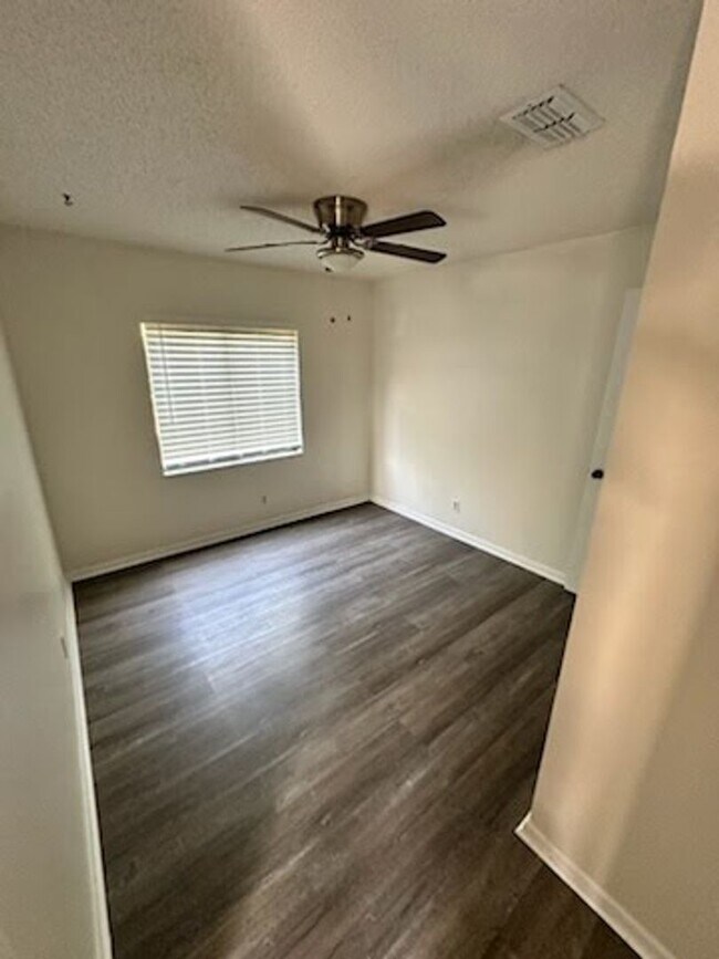 Building Photo - Beautiful home with backyard!