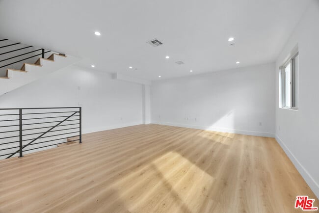 Building Photo - 3207 W 18th St