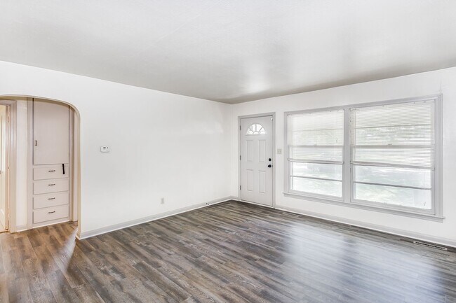 Building Photo - Cozy 2 Bedroom for Fall