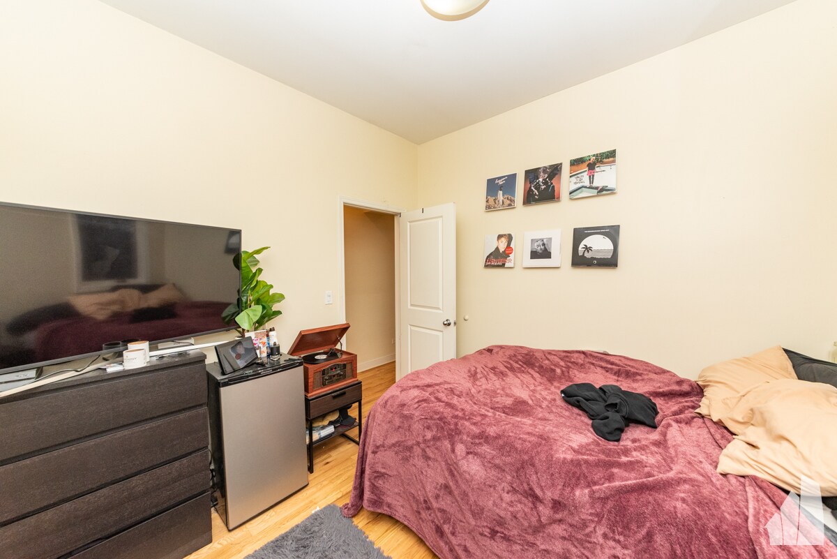 Building Photo - 1133 W Addison St