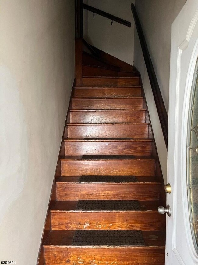 Building Photo - 469 Crooks Ave