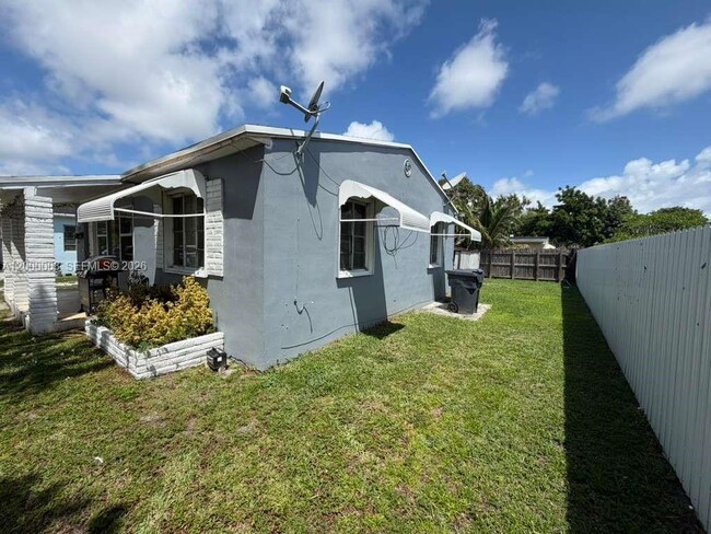 Building Photo - 2431 Plunkett St