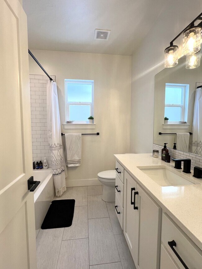 Building Photo - Gorgeous 3 bed 2 ba home in the perfect Me...