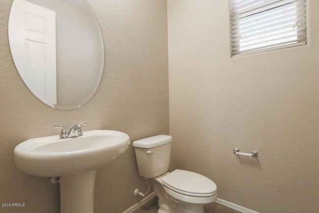 Building Photo - Stunning 3 bedroom plus Den with 2.5 bathrooms. Come, show & rent today!!!  End property!!!  Good...