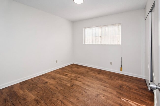 Building Photo - Available Now! Spacious 3BR, 2BA, 1,76sq.f...