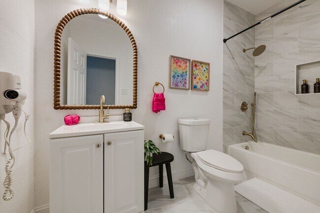 Building Photo - 5624 Eastside Ave