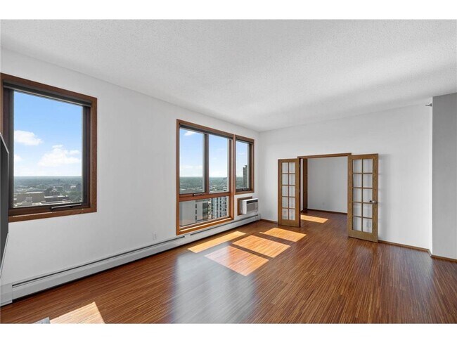 Building Photo - 433 S 7th St