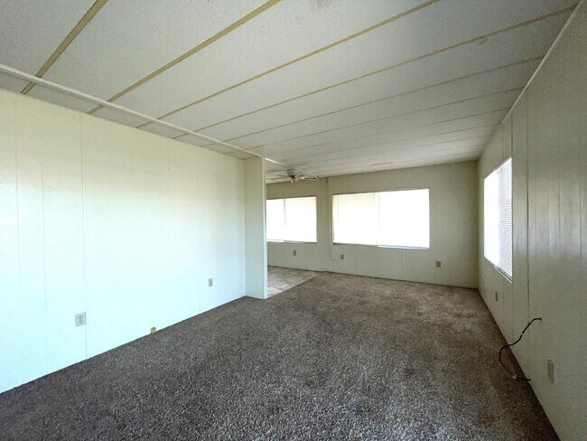 Building Photo - 2 bed 2 bath close to the river.