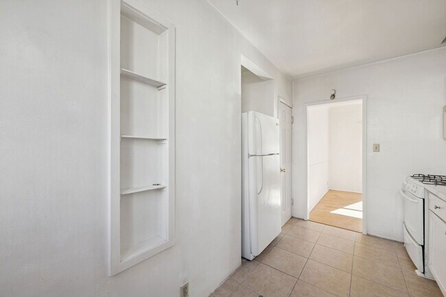 Building Photo - 1556 S Beverly Glen Blvd