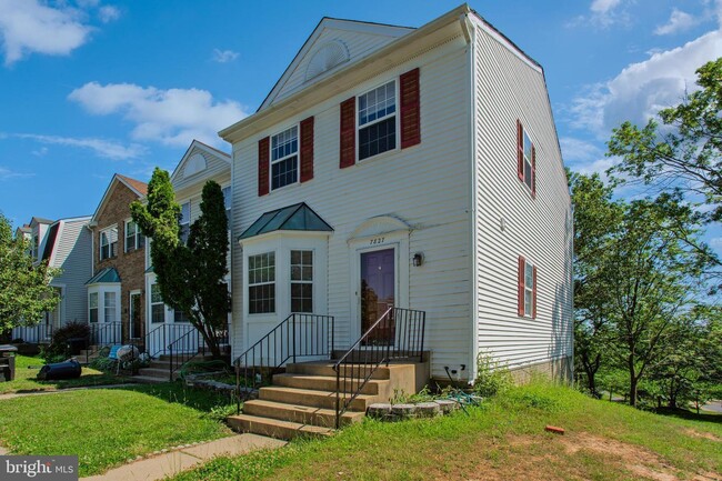 Building Photo - "Spacious 3-Bedroom Townhouse with Finishe...