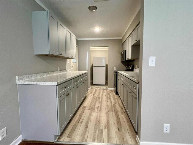 Building Photo - 9529 Chesterfield Dr