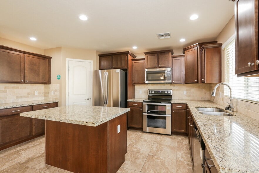 Building Photo - 5809 S 27th Ln