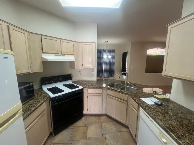 Building Photo - Amazing 2 bedroom Home- NW