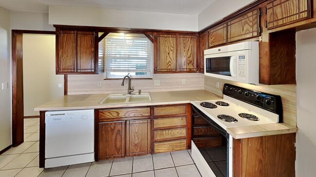 Building Photo - Lovely 3 Bedroom 2 Bath Home in Western He...