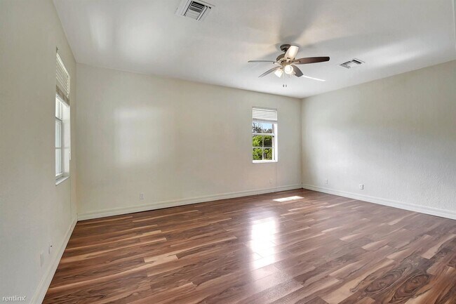 Building Photo - 4 br, 3.5 bath Townhome - 1125 NW 18th Ave
