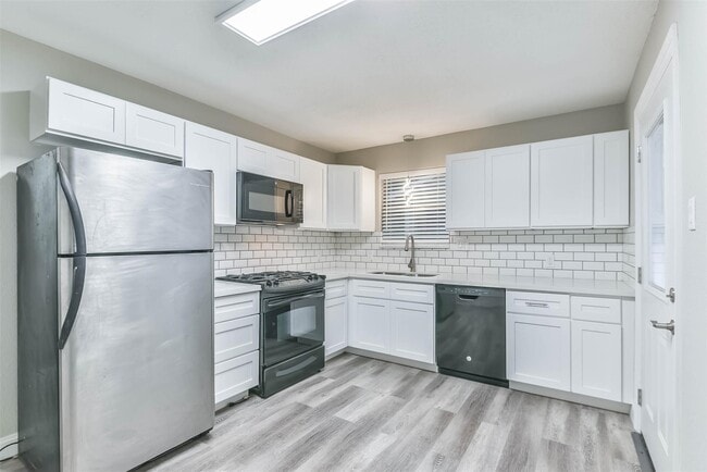 Building Photo - 704 E 37th St