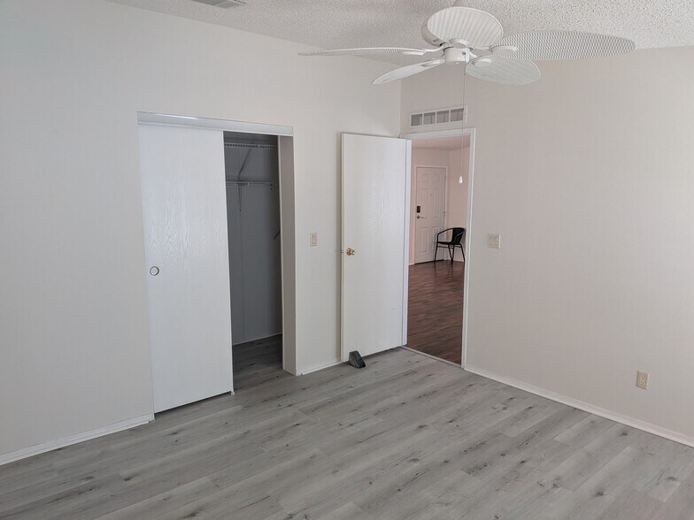 Building Photo - 215 Tiger Lilly Dr