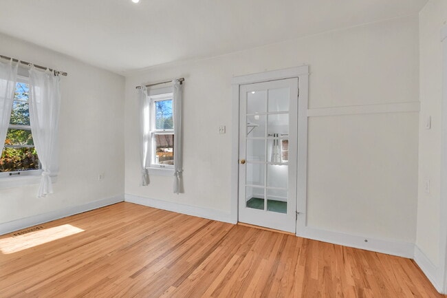 Building Photo - $2,600.00, 1 bed + non-conforming room, 1 ...