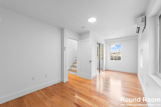 Building Photo - Renovated 3 bed 2.5 bath in Cambridge