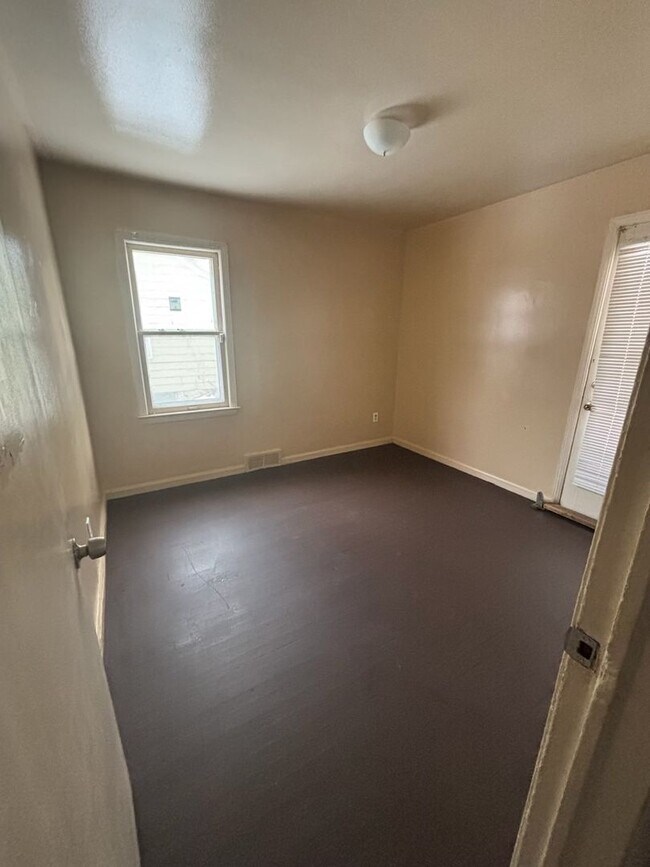 Building Photo - Charming 3-bedroom located on Detroit's West side!