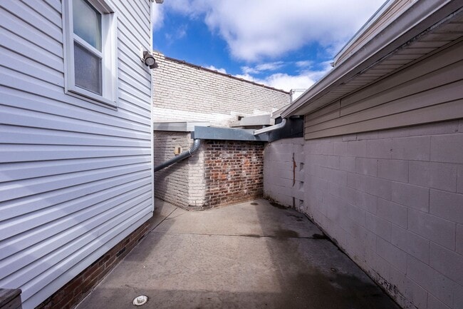 Building Photo - 1203 S Preston St