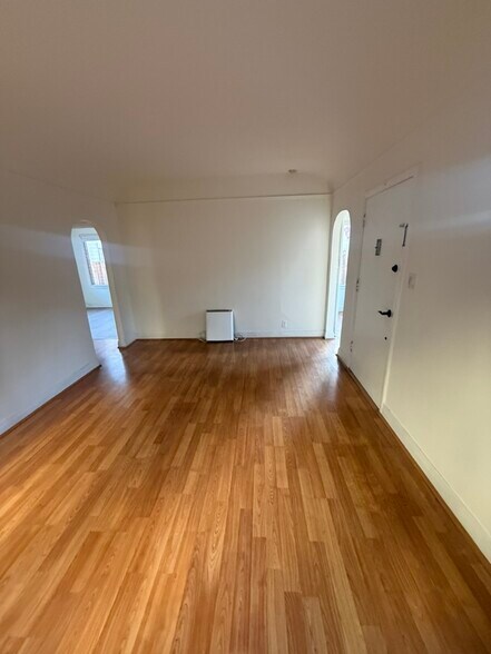 Building Photo - 8921 Rosewood Ave