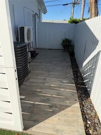 Building Photo - 15740 SW 102nd Pl