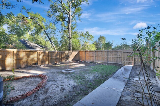 Building Photo - 1706 Longview St