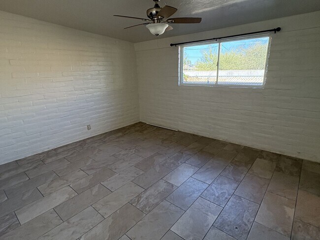 Building Photo - Great central location on cul-de-sac