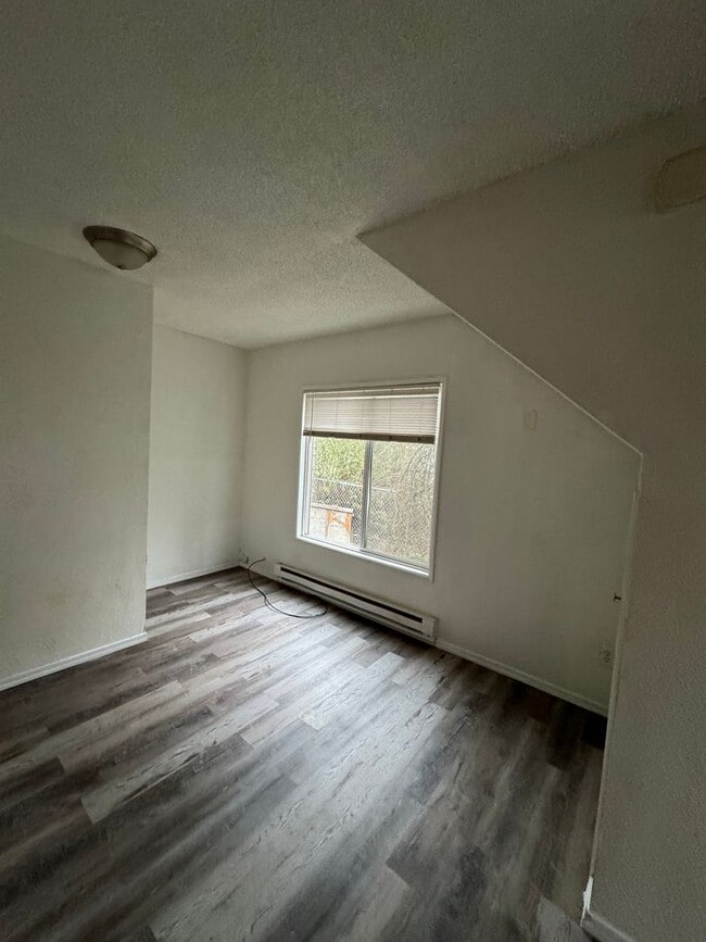 Building Photo - 115 SE Mosher Ave