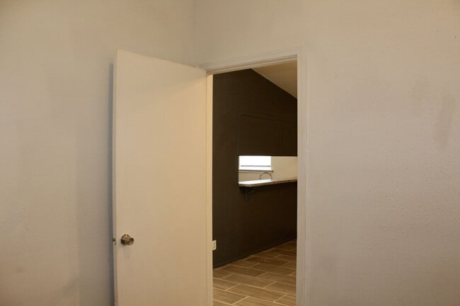 Building Photo - 2 bed & office on the South Side!