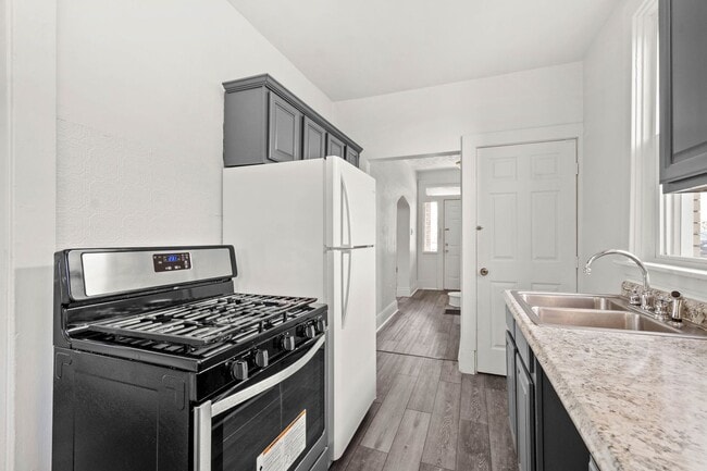 Building Photo - Gorgeous 3 Bedroom House in Beechview available July 1!