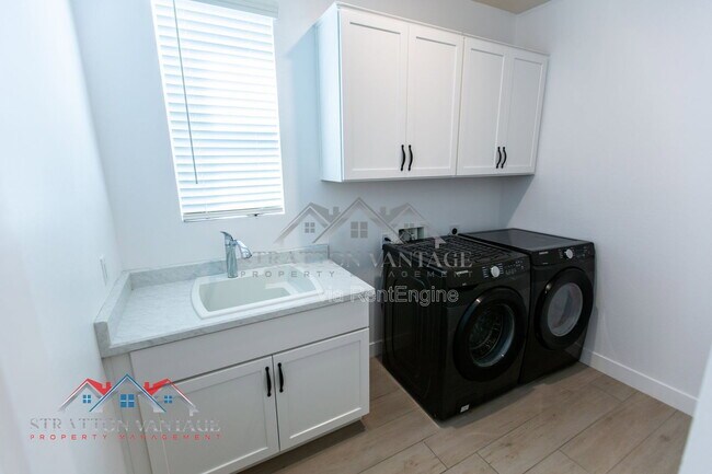 Building Photo - 15075 W McKinley St