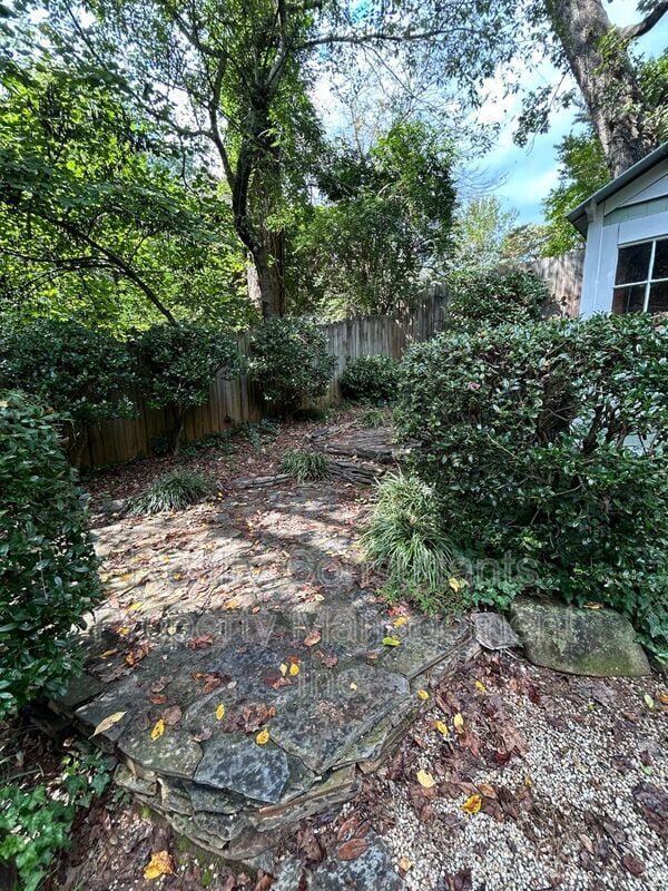 Building Photo - 2461 Lyndhurst Ave