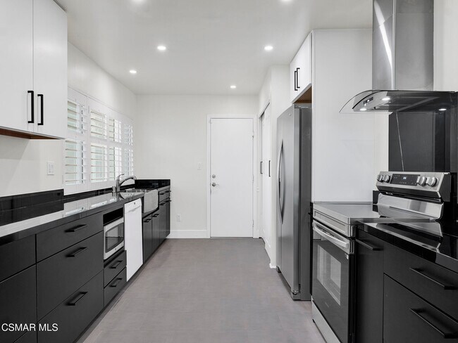 Building Photo - 3811 Lake Harbor Ln