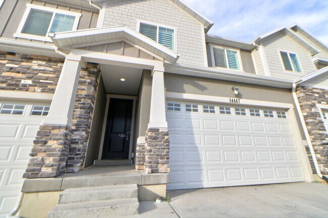 Building Photo - Pet friendly Herriman Townhome
