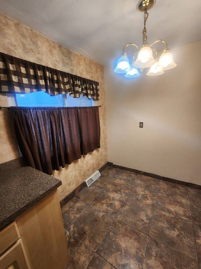 Building Photo - Charming 2-Bedroom Property in Prime Location