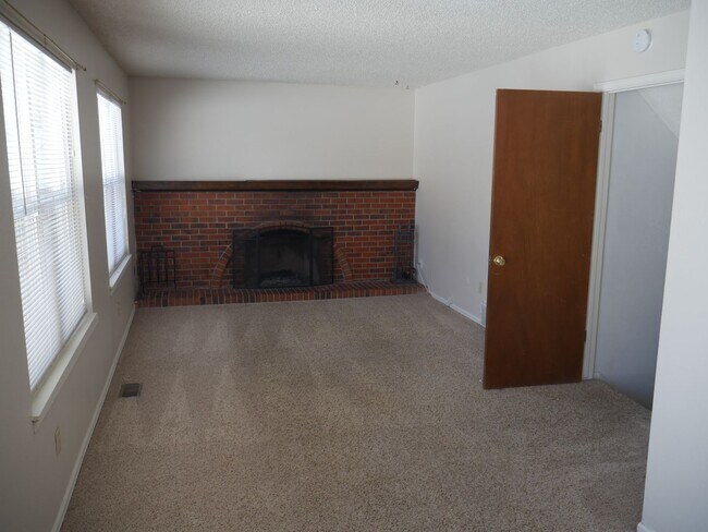 Building Photo - 2524 Garden Way