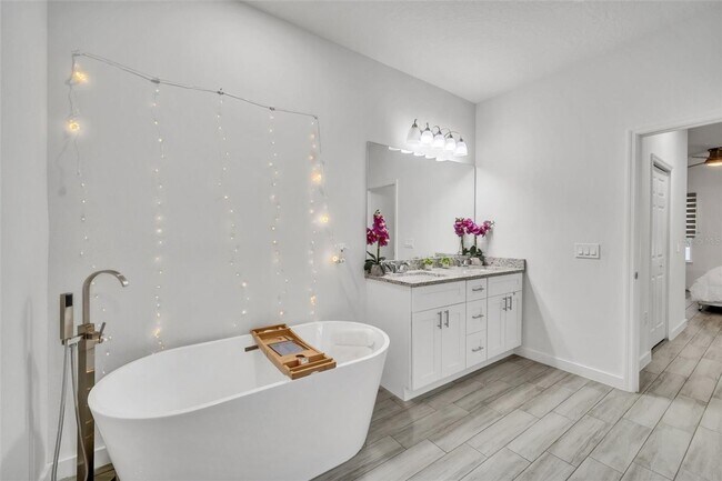 Building Photo - Poinciana Home