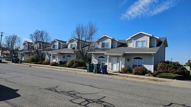Building Photo - 2631-2631 Howard St
