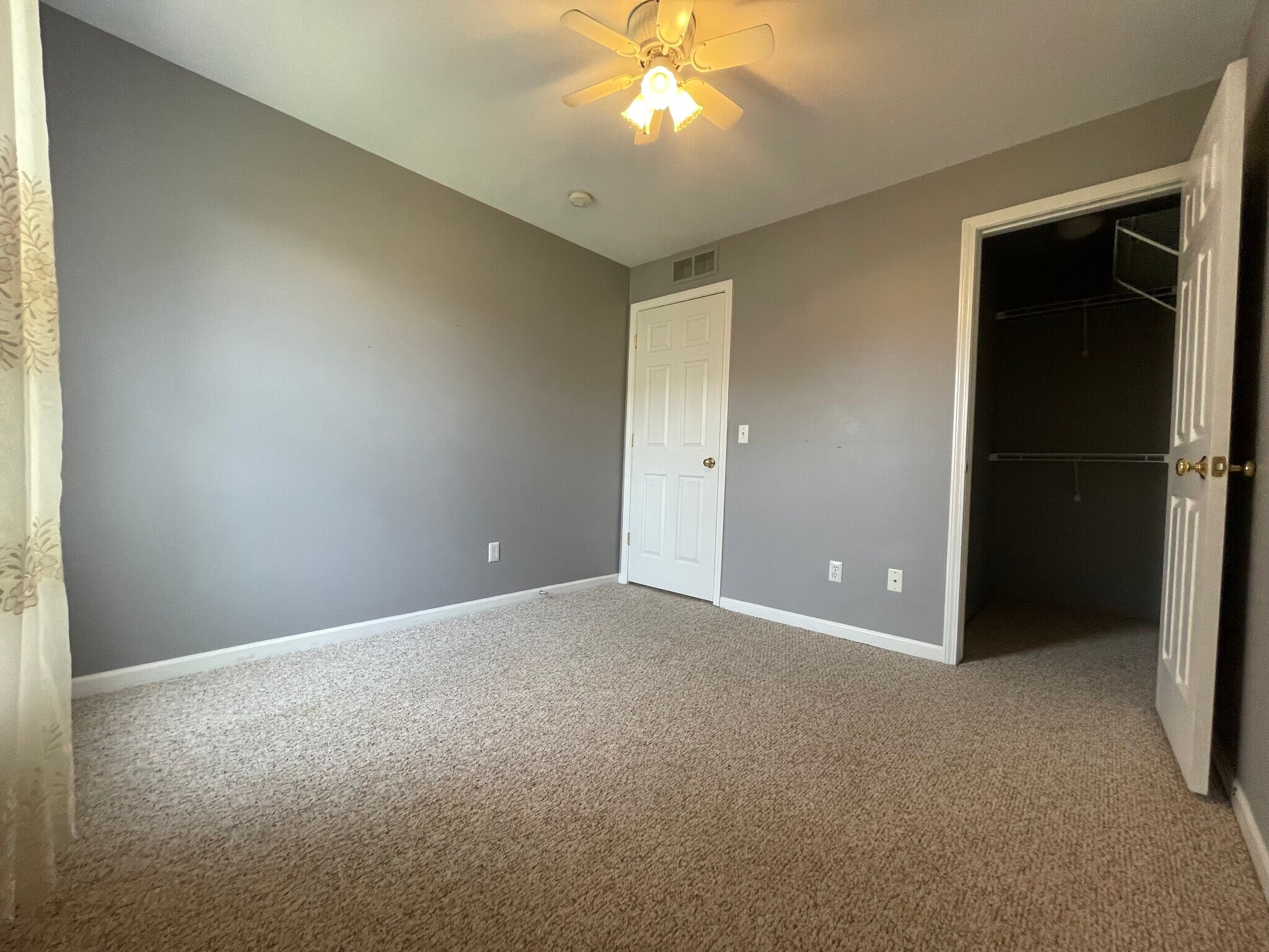 Building Photo - 10102 W Midway Ct