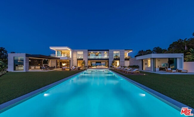 Building Photo - 6889 Dume Dr